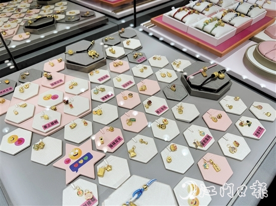 小“金豆”等小件黃金首飾受到部分消費者的青睞。