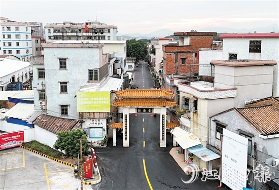 倉(cāng)邊村道路“白改黑”路面提升工程基本完成瀝青鋪設(shè)。