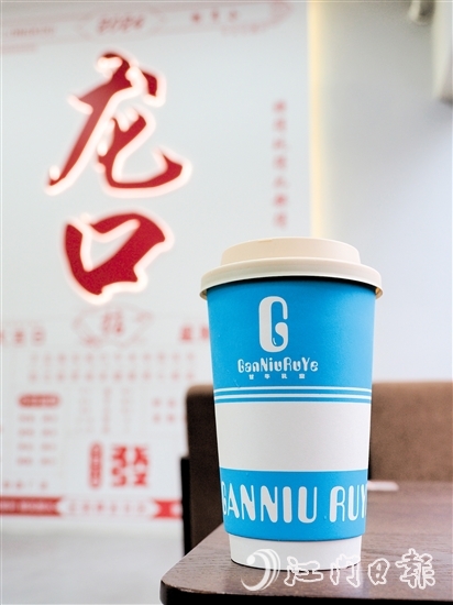 在乳小初奶茶店，游客可以一邊品嘗甘和水牛奶茶，一邊欣賞窗外的荷花塘。