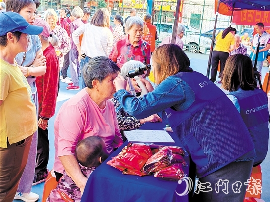 在文苑社區(qū)黨群服務(wù)集市，居民可以享受到健康義診等便民公益服務(wù)。