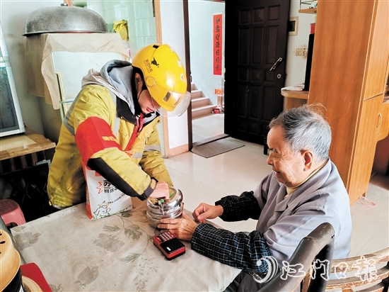 外賣騎手積極參與“老年助餐”行動(dòng)，為石沖社區(qū)的老年人派送“溫暖外賣”。
