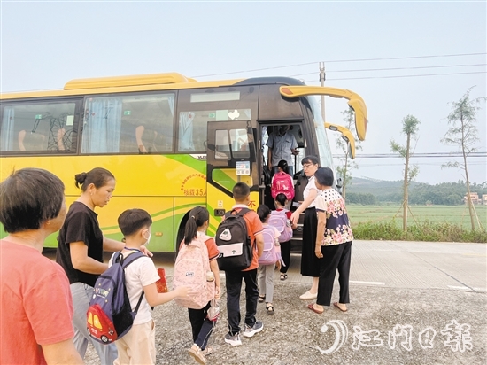 沙湖鎮(zhèn)為相關學校配備校車，解決學生接送問題。