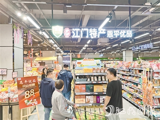 中山市金盛隆購物中心將軍店內(nèi)的“江門特產(chǎn)·恩平優(yōu)品”展銷專柜吸引不少消費者前來選購。