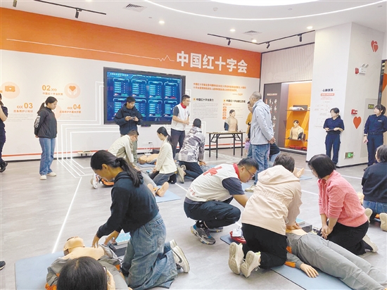 移交AED后，江海區(qū)紅十字會還開展培訓，提升相關人員的應急救護能力。