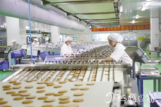 在嘉士利公司的生產(chǎn)車間，大型機(jī)械設(shè)備運(yùn)行有條不紊，生產(chǎn)流程已基本實(shí)現(xiàn)自動化。