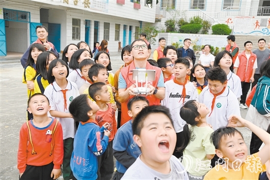 江門供電局“藍公益·心燈”志愿服務(wù)隊開平分隊走進開平小學，開展“電力老師送安全知識”系列志愿活動。
