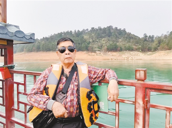 何華晃在外旅游，投身大自然的懷抱。