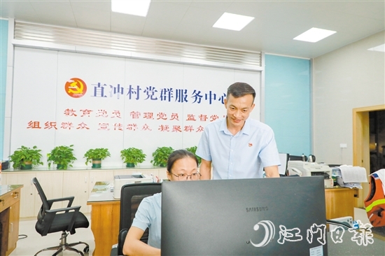 郭衛(wèi)強(qiáng)把在直沖村的奮斗歷程比作馬拉松賽。這是郭衛(wèi)強(qiáng)（右一）參加江門馬拉松賽，途經(jīng)江海城市宣傳畫。范慧敏
