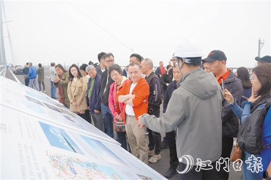 僑領(lǐng)們在黃茅?？绾Ｍǖ缆犎‖F(xiàn)場工作人員講解。