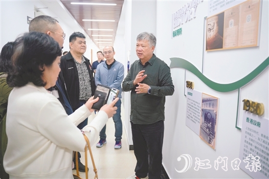 僑領(lǐng)們走進臺山企業(yè)參觀，了解臺山投資環(huán)境。