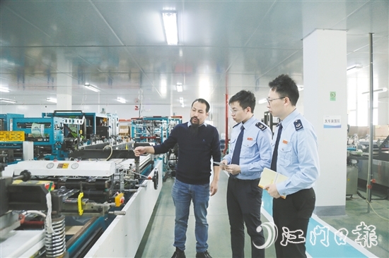 稅務(wù)工作人員深入企業(yè)，與企業(yè)負責人溝通交流。