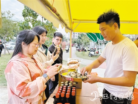 游客品嘗生蠔美食。