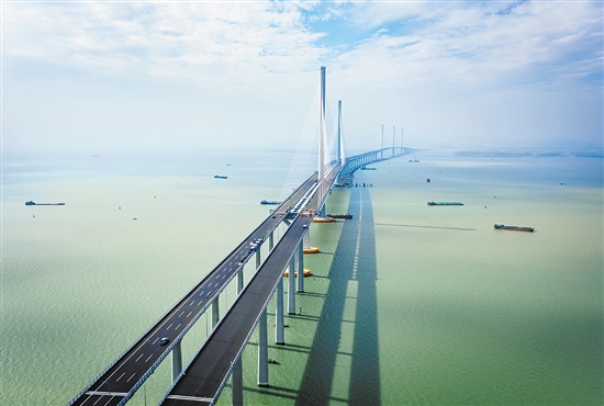 黃茅海跨海通道起于珠海市高欄港區(qū)，東連鶴港高速可直達(dá)港珠澳大橋，與高欄港高速、珠海機(jī)場(chǎng)高速、江珠高速相接，西經(jīng)崖門口跨黃茅海，穿越臺(tái)山廣海灣片區(qū)，連接西部沿海高速、新臺(tái)高速，可直達(dá)陽(yáng)江、粵西腹地。