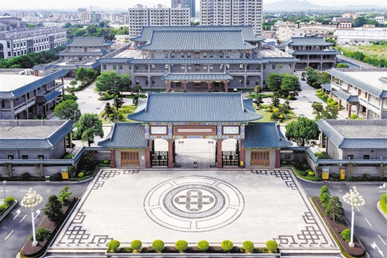 大江鎮(zhèn)是首個(gè)被中國(guó)家具協(xié)會(huì)授予“中國(guó)傳統(tǒng)家具專業(yè)鎮(zhèn)”稱號(hào)的鎮(zhèn)街，擁有傳統(tǒng)家具企業(yè)200多家，從業(yè)人員超5000名。