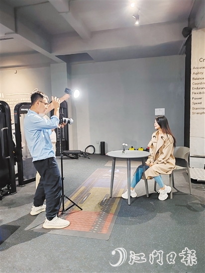 短視頻以其短小精悍、易于分享的特點(diǎn)，正成為快速吸引流量的“利器”。圖為商家在拍攝短視頻。