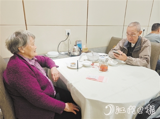 “鶴友”社區(qū)飯?zhí)贸蔀槔夏耆恕皣@早茶”愛去的地方。