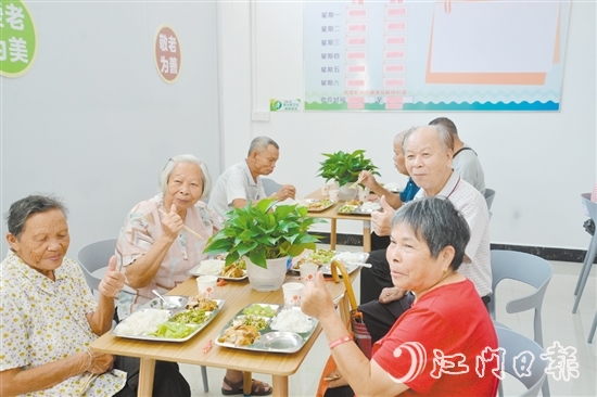 鶴城鎮(zhèn)長者飯?zhí)糜诮衲?0月21日揭牌啟用。老人們對該飯?zhí)玫姆?wù)贊不絕口。
