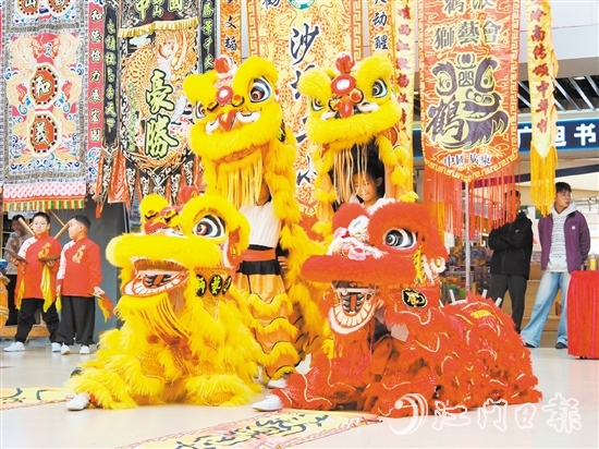 在參賽選手的靈活控制下，醒獅栩栩如生。