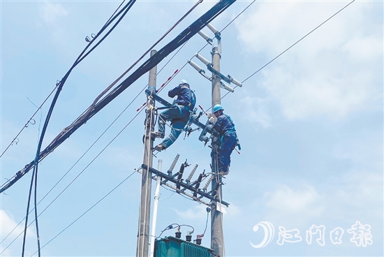 鶴山供電局在龍口鎮(zhèn)霄南村開展整線（成片）配網(wǎng)標(biāo)準(zhǔn)化治理。