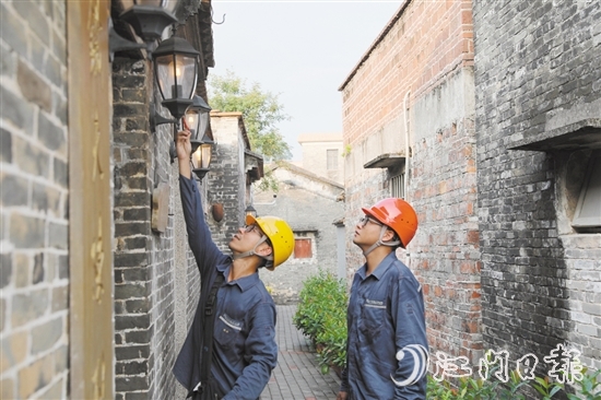 鶴山供電局雅瑤供電所供電人員到陳山村開展用電檢查，做好電力保障。