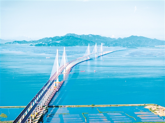 鳥瞰視角下的高欄港大橋（近）和黃茅海大橋（遠(yuǎn)）。