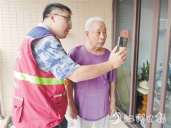 老年人在志愿者幫助下與親人視頻通話。