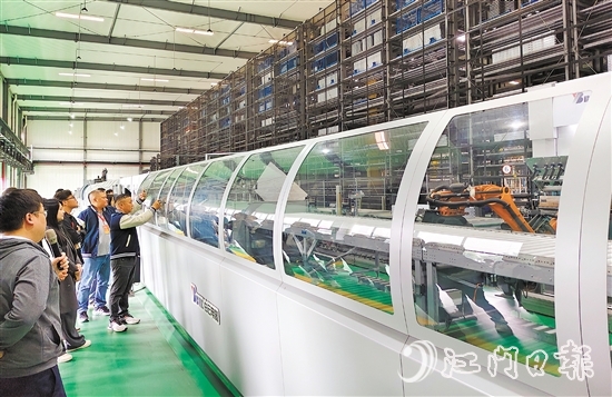 學(xué)員們深入白云電氣集團、電商基地進行參觀。