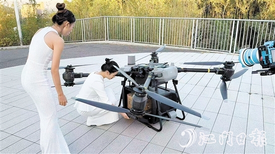 無人機(jī)把外賣送到泉林飛行主題館。