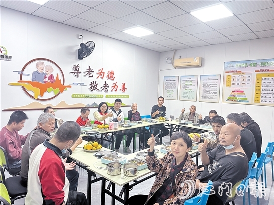 河南社區(qū)長(zhǎng)者食堂為社區(qū)內(nèi)60歲及以上的低保、特困供養(yǎng)人員、殘疾人及獨(dú)居困難長(zhǎng)者提供全年優(yōu)惠餐飲服務(wù)。