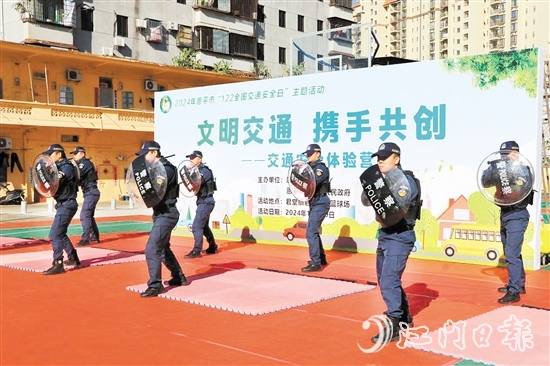 活動中，民警表演盾棍制暴動術(shù)和盾棍基礎(chǔ)動作。