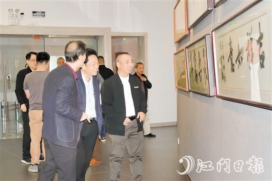 展覽吸引了眾多書畫愛好者前來參觀。