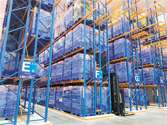 目前，天平冷鏈已簽約30多個(gè)客戶，為其提供專業(yè)倉(cāng)儲(chǔ)服務(wù)，主要儲(chǔ)存馬蹄種、鴨蛋、凍雞、凍鵝和檸檬等農(nóng)產(chǎn)品，已流轉(zhuǎn)入庫63566.24噸貨物，出庫62924.76噸貨物。