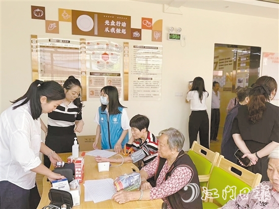 江南街道提供一站式養(yǎng)老服務(wù)，為老年人免費體檢。