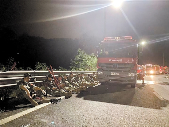 奮戰(zhàn)到后半夜，民兵們在路邊休整。
