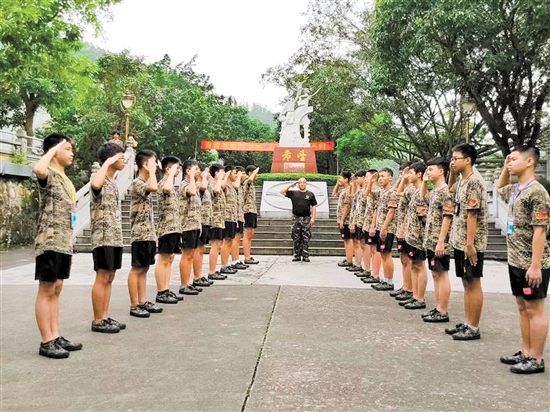 學(xué)校國旗班同學(xué)需接受半年的訓(xùn)練才可勝任護(hù)旗任務(wù)。