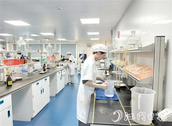 東古研發(fā)實(shí)驗(yàn)分析中心的工作人員正在對(duì)產(chǎn)品進(jìn)行監(jiān)控和檢測(cè)。