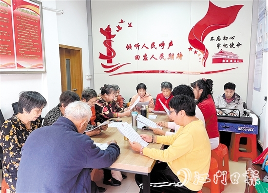 文昌沙社區(qū)居民在黨群服務(wù)中心開展“唱響鄰里好聲音”紅歌獻(xiàn)唱活動。