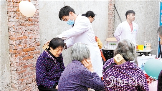 村民在中醫(yī)集市可以體驗(yàn)刮痧、艾灸、拔罐等中醫(yī)療法。