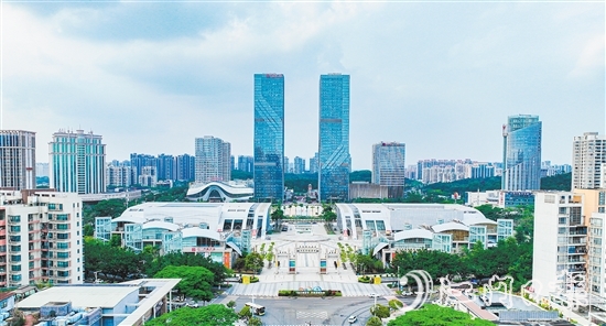 環(huán)市街道不斷提升轄區(qū)商圈整體競(jìng)爭(zhēng)力，為消費(fèi)市場(chǎng)注入更多創(chuàng)新元素和活力。圖為環(huán)五邑華僑廣場(chǎng)商圈。劉淑君