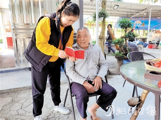 那吉鎮(zhèn)人大代表向群眾普法。