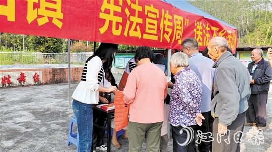 大田鎮(zhèn)開展憲法宣傳下鄉(xiāng)活動。