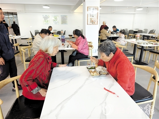 錦江社區(qū)長(zhǎng)者食堂的飯菜價(jià)格“接地氣”，整潔、衛(wèi)生的環(huán)境令大家安心、放心。
