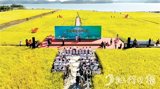 各種農(nóng)文旅節(jié)慶活動(dòng)、創(chuàng)意農(nóng)業(yè)活動(dòng)有力拓寬增收致富途徑，助力鄉(xiāng)村產(chǎn)業(yè)振興。圖為在大沙鎮(zhèn)舉辦的捕魚(yú)周活動(dòng)。
