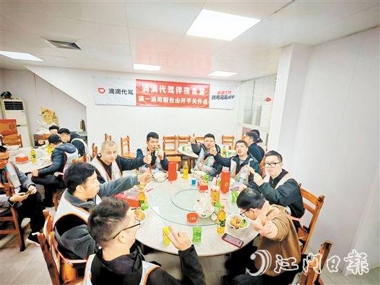 代駕司機們在“伴夜食堂”歇腳。