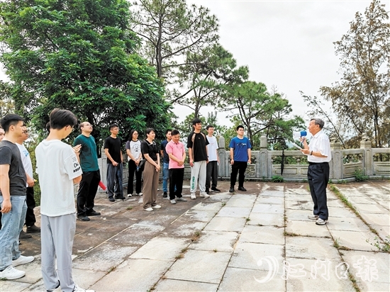 學(xué)員們聽非遺傳承人講述開元塔的故事。