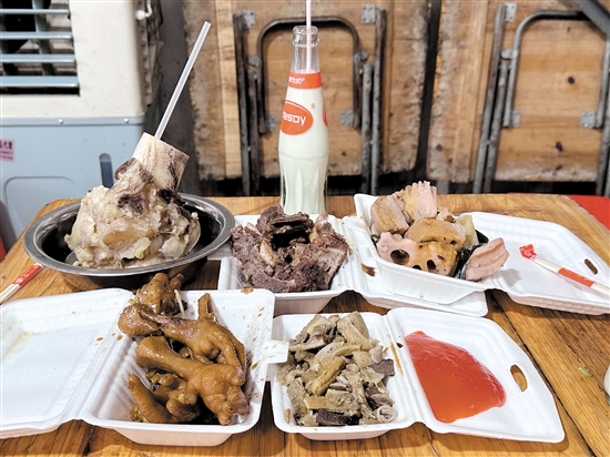 月山“三點三”小吃街的美食味道不錯。