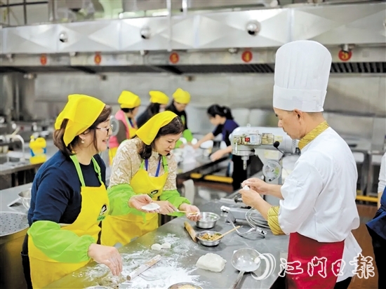 臺山市婦女聯(lián)合會和香港臺山社團總會婦女會的代表們一同學(xué)習(xí)制作僑鄉(xiāng)特色糕點。