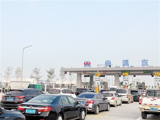 赤溪東收費站前排起車龍。畢松杰