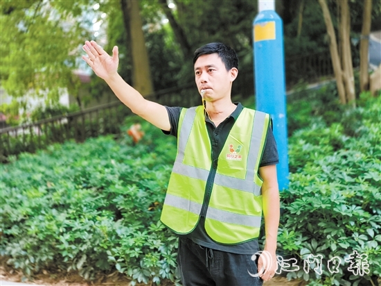 接受了崗前培訓(xùn)的“新業(yè)態(tài)交通義警”隊伍成員動作頗具“交警”風(fēng)范。