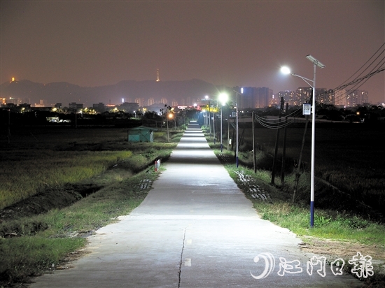 在古勞鎮(zhèn)大埠村，新安裝的太陽能路燈照亮村民的回家路。